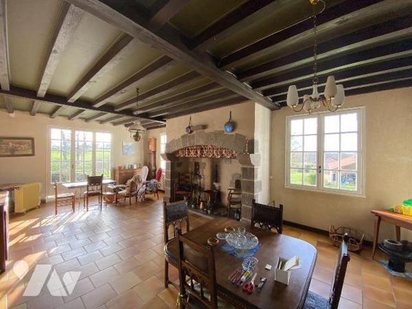 YTRAC, enclos de 2847 m² comprenant :
- Maison de 1972 d'environ 242 m² se composant d'un sous...