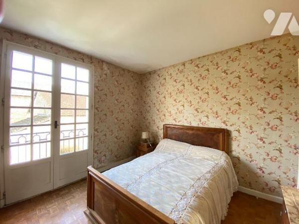 YTRAC, enclos de 2847 m² comprenant :
- Maison de 1972 d'environ 242 m² se composant d'un sous...