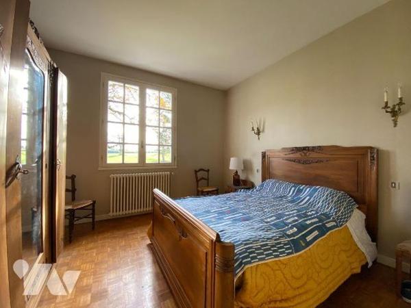 YTRAC, enclos de 2847 m² comprenant :
- Maison de 1972 d'environ 242 m² se composant d'un sous...