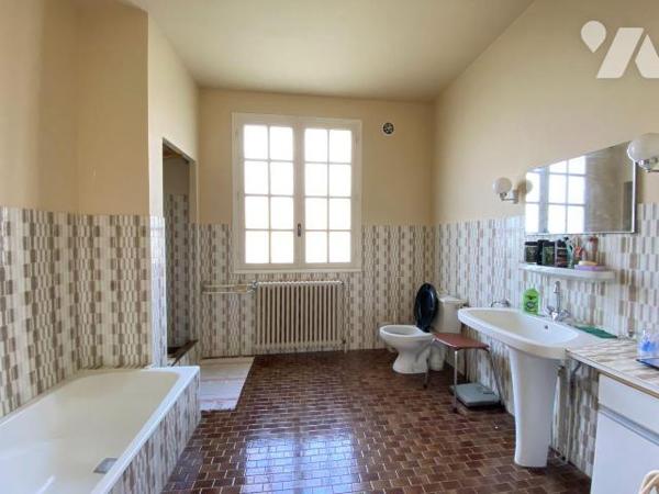 YTRAC, enclos de 2847 m² comprenant :
- Maison de 1972 d'environ 242 m² se composant d'un sous...