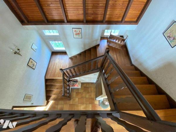 YTRAC, enclos de 2847 m² comprenant :
- Maison de 1972 d'environ 242 m² se composant d'un sous...