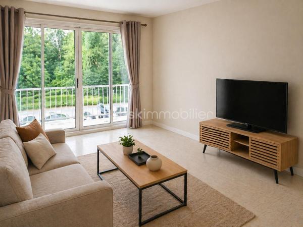 Résidence recherchée du Pré aux Bois à Vaucresson, en limite de Garches.
L'appartement est au 1er étage, au calme et à 5' des petits commerces et des écoles et à 10' de la gare de Garches.
Vous disposez de 2 chambres, avec possibilité d'une 3ème chambre.
Cet appartement saura vous séduire par la qualité et le charme de la copropriété et par ses décorations et aménagements.

On entre dans l'appartement par une grande entrée. La cuisine lumineuse et indépendante est à aménager.
Le grand séjour de 33 m² se prolonge par un balcon de 8 m² parfaitement ensoleillé.
L'espace nuit s'organise avec 2 chambres de 12 m², une salle de bain, une salle d'eau, un WC indépendant, un grand rangement et un dressing !

Tous les matériaux utilisés sont de belle qualité, assurant une isolation et un confort optimal. La décoration des sols, murs et mobiliers est également en harmonie, rehaussant le charme de chaque pièce.

Les ++ : une copropriété qualitative et c'est visible !, un ravalement récent et clair, des espaces verts à partager sur de grandes surfaces, 1 immeuble sécurisé avec interphone, 1 balcon facilement exploitable et ensoleillé de 8 m² pour en profiter toute l'année, des volets métalliques qualitatifs, du double vitrage de qualité, un chauffage au sol très agréable, une luminosité remarquable toute la journée, le salon-salle à manger de 33 m² transformable en salon et 3ème chambre, et un DPE de classe D avec une isolation remarquable. 
Le bien est complété par une cave individuelle et des locaux collectifs pour les vélos. 
L'accès est simple à toutes les commodités : l'école maternelle et la crèche sont à 2', les petits commerces et les activités sportives à 5' et les bus devant la résidence à destination de la gare de Versailles et de Garches-Marne la Coquette.
Et vous êtes à 1' des 200 ha de la forêt de Saint Cucufa et de ses pistes cyclables !!!

Ne tardez pas à visiter ce petit bijou ! Bien exceptionnel sur le marché !