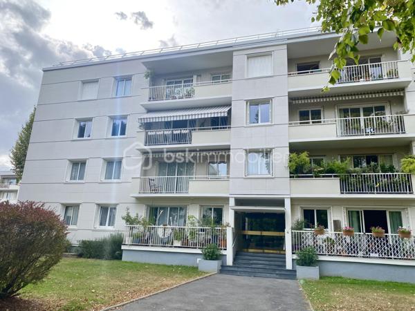 Résidence recherchée du Pré aux Bois à Vaucresson, en limite de Garches.
L'appartement est au 1er étage, au calme et à 5' des petits commerces et des écoles et à 10' de la gare de Garches.
Vous disposez de 2 chambres, avec possibilité d'une 3ème chambre.
Cet appartement saura vous séduire par la qualité et le charme de la copropriété et par ses décorations et aménagements.

On entre dans l'appartement par une grande entrée. La cuisine lumineuse et indépendante est à aménager.
Le grand séjour de 33 m² se prolonge par un balcon de 8 m² parfaitement ensoleillé.
L'espace nuit s'organise avec 2 chambres de 12 m², une salle de bain, une salle d'eau, un WC indépendant, un grand rangement et un dressing !

Tous les matériaux utilisés sont de belle qualité, assurant une isolation et un confort optimal. La décoration des sols, murs et mobiliers est également en harmonie, rehaussant le charme de chaque pièce.

Les ++ : une copropriété qualitative et c'est visible !, un ravalement récent et clair, des espaces verts à partager sur de grandes surfaces, 1 immeuble sécurisé avec interphone, 1 balcon facilement exploitable et ensoleillé de 8 m² pour en profiter toute l'année, des volets métalliques qualitatifs, du double vitrage de qualité, un chauffage au sol très agréable, une luminosité remarquable toute la journée, le salon-salle à manger de 33 m² transformable en salon et 3ème chambre, et un DPE de classe D avec une isolation remarquable. 
Le bien est complété par une cave individuelle et des locaux collectifs pour les vélos. 
L'accès est simple à toutes les commodités : l'école maternelle et la crèche sont à 2', les petits commerces et les activités sportives à 5' et les bus devant la résidence à destination de la gare de Versailles et de Garches-Marne la Coquette.
Et vous êtes à 1' des 200 ha de la forêt de Saint Cucufa et de ses pistes cyclables !!!

Ne tardez pas à visiter ce petit bijou ! Bien exceptionnel sur le marché !