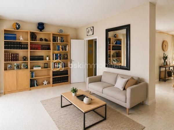 Résidence recherchée du Pré aux Bois à Vaucresson, en limite de Garches.
L'appartement est au 1er étage, au calme et à 5' des petits commerces et des écoles et à 10' de la gare de Garches.
Vous disposez de 2 chambres, avec possibilité d'une 3ème chambre.
Cet appartement saura vous séduire par la qualité et le charme de la copropriété et par ses décorations et aménagements.

On entre dans l'appartement par une grande entrée. La cuisine lumineuse et indépendante est à aménager.
Le grand séjour de 33 m² se prolonge par un balcon de 8 m² parfaitement ensoleillé.
L'espace nuit s'organise avec 2 chambres de 12 m², une salle de bain, une salle d'eau, un WC indépendant, un grand rangement et un dressing !

Tous les matériaux utilisés sont de belle qualité, assurant une isolation et un confort optimal. La décoration des sols, murs et mobiliers est également en harmonie, rehaussant le charme de chaque pièce.

Les ++ : une copropriété qualitative et c'est visible !, un ravalement récent et clair, des espaces verts à partager sur de grandes surfaces, 1 immeuble sécurisé avec interphone, 1 balcon facilement exploitable et ensoleillé de 8 m² pour en profiter toute l'année, des volets métalliques qualitatifs, du double vitrage de qualité, un chauffage au sol très agréable, une luminosité remarquable toute la journée, le salon-salle à manger de 33 m² transformable en salon et 3ème chambre, et un DPE de classe D avec une isolation remarquable. 
Le bien est complété par une cave individuelle et des locaux collectifs pour les vélos. 
L'accès est simple à toutes les commodités : l'école maternelle et la crèche sont à 2', les petits commerces et les activités sportives à 5' et les bus devant la résidence à destination de la gare de Versailles et de Garches-Marne la Coquette.
Et vous êtes à 1' des 200 ha de la forêt de Saint Cucufa et de ses pistes cyclables !!!

Ne tardez pas à visiter ce petit bijou ! Bien exceptionnel sur le marché !