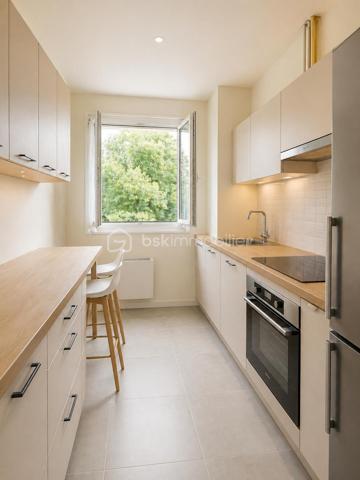 Résidence recherchée du Pré aux Bois à Vaucresson, en limite de Garches.
L'appartement est au 1er étage, au calme et à 5' des petits commerces et des écoles et à 10' de la gare de Garches.
Vous disposez de 2 chambres, avec possibilité d'une 3ème chambre.
Cet appartement saura vous séduire par la qualité et le charme de la copropriété et par ses décorations et aménagements.

On entre dans l'appartement par une grande entrée. La cuisine lumineuse et indépendante est à aménager.
Le grand séjour de 33 m² se prolonge par un balcon de 8 m² parfaitement ensoleillé.
L'espace nuit s'organise avec 2 chambres de 12 m², une salle de bain, une salle d'eau, un WC indépendant, un grand rangement et un dressing !

Tous les matériaux utilisés sont de belle qualité, assurant une isolation et un confort optimal. La décoration des sols, murs et mobiliers est également en harmonie, rehaussant le charme de chaque pièce.

Les ++ : une copropriété qualitative et c'est visible !, un ravalement récent et clair, des espaces verts à partager sur de grandes surfaces, 1 immeuble sécurisé avec interphone, 1 balcon facilement exploitable et ensoleillé de 8 m² pour en profiter toute l'année, des volets métalliques qualitatifs, du double vitrage de qualité, un chauffage au sol très agréable, une luminosité remarquable toute la journée, le salon-salle à manger de 33 m² transformable en salon et 3ème chambre, et un DPE de classe D avec une isolation remarquable. 
Le bien est complété par une cave individuelle et des locaux collectifs pour les vélos. 
L'accès est simple à toutes les commodités : l'école maternelle et la crèche sont à 2', les petits commerces et les activités sportives à 5' et les bus devant la résidence à destination de la gare de Versailles et de Garches-Marne la Coquette.
Et vous êtes à 1' des 200 ha de la forêt de Saint Cucufa et de ses pistes cyclables !!!

Ne tardez pas à visiter ce petit bijou ! Bien exceptionnel sur le marché !