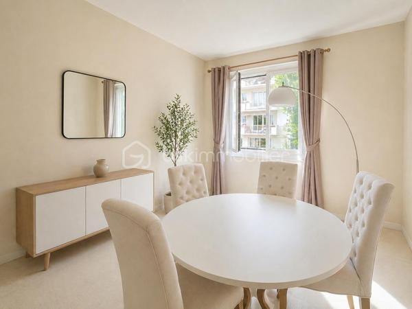 Résidence recherchée du Pré aux Bois à Vaucresson, en limite de Garches.
L'appartement est au 1er étage, au calme et à 5' des petits commerces et des écoles et à 10' de la gare de Garches.
Vous disposez de 2 chambres, avec possibilité d'une 3ème chambre.
Cet appartement saura vous séduire par la qualité et le charme de la copropriété et par ses décorations et aménagements.

On entre dans l'appartement par une grande entrée. La cuisine lumineuse et indépendante est à aménager.
Le grand séjour de 33 m² se prolonge par un balcon de 8 m² parfaitement ensoleillé.
L'espace nuit s'organise avec 2 chambres de 12 m², une salle de bain, une salle d'eau, un WC indépendant, un grand rangement et un dressing !

Tous les matériaux utilisés sont de belle qualité, assurant une isolation et un confort optimal. La décoration des sols, murs et mobiliers est également en harmonie, rehaussant le charme de chaque pièce.

Les ++ : une copropriété qualitative et c'est visible !, un ravalement récent et clair, des espaces verts à partager sur de grandes surfaces, 1 immeuble sécurisé avec interphone, 1 balcon facilement exploitable et ensoleillé de 8 m² pour en profiter toute l'année, des volets métalliques qualitatifs, du double vitrage de qualité, un chauffage au sol très agréable, une luminosité remarquable toute la journée, le salon-salle à manger de 33 m² transformable en salon et 3ème chambre, et un DPE de classe D avec une isolation remarquable. 
Le bien est complété par une cave individuelle et des locaux collectifs pour les vélos. 
L'accès est simple à toutes les commodités : l'école maternelle et la crèche sont à 2', les petits commerces et les activités sportives à 5' et les bus devant la résidence à destination de la gare de Versailles et de Garches-Marne la Coquette.
Et vous êtes à 1' des 200 ha de la forêt de Saint Cucufa et de ses pistes cyclables !!!

Ne tardez pas à visiter ce petit bijou ! Bien exceptionnel sur le marché !