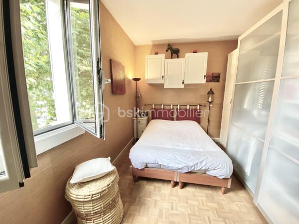 Résidence recherchée du Pré aux Bois à Vaucresson, en limite de Garches.
L'appartement est au 1er étage, au calme et à 5' des petits commerces et des écoles et à 10' de la gare de Garches.
Vous disposez de 2 chambres, avec possibilité d'une 3ème chambre.
Cet appartement saura vous séduire par la qualité et le charme de la copropriété et par ses décorations et aménagements.

On entre dans l'appartement par une grande entrée. La cuisine lumineuse et indépendante est à aménager.
Le grand séjour de 33 m² se prolonge par un balcon de 8 m² parfaitement ensoleillé.
L'espace nuit s'organise avec 2 chambres de 12 m², une salle de bain, une salle d'eau, un WC indépendant, un grand rangement et un dressing !

Tous les matériaux utilisés sont de belle qualité, assurant une isolation et un confort optimal. La décoration des sols, murs et mobiliers est également en harmonie, rehaussant le charme de chaque pièce.

Les ++ : une copropriété qualitative et c'est visible !, un ravalement récent et clair, des espaces verts à partager sur de grandes surfaces, 1 immeuble sécurisé avec interphone, 1 balcon facilement exploitable et ensoleillé de 8 m² pour en profiter toute l'année, des volets métalliques qualitatifs, du double vitrage de qualité, un chauffage au sol très agréable, une luminosité remarquable toute la journée, le salon-salle à manger de 33 m² transformable en salon et 3ème chambre, et un DPE de classe D avec une isolation remarquable. 
Le bien est complété par une cave individuelle et des locaux collectifs pour les vélos. 
L'accès est simple à toutes les commodités : l'école maternelle et la crèche sont à 2', les petits commerces et les activités sportives à 5' et les bus devant la résidence à destination de la gare de Versailles et de Garches-Marne la Coquette.
Et vous êtes à 1' des 200 ha de la forêt de Saint Cucufa et de ses pistes cyclables !!!

Ne tardez pas à visiter ce petit bijou ! Bien exceptionnel sur le marché !
