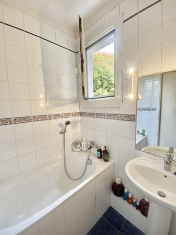 Résidence recherchée du Pré aux Bois à Vaucresson, en limite de Garches.
L'appartement est au 1er étage, au calme et à 5' des petits commerces et des écoles et à 10' de la gare de Garches.
Vous disposez de 2 chambres, avec possibilité d'une 3ème chambre.
Cet appartement saura vous séduire par la qualité et le charme de la copropriété et par ses décorations et aménagements.

On entre dans l'appartement par une grande entrée. La cuisine lumineuse et indépendante est à aménager.
Le grand séjour de 33 m² se prolonge par un balcon de 8 m² parfaitement ensoleillé.
L'espace nuit s'organise avec 2 chambres de 12 m², une salle de bain, une salle d'eau, un WC indépendant, un grand rangement et un dressing !

Tous les matériaux utilisés sont de belle qualité, assurant une isolation et un confort optimal. La décoration des sols, murs et mobiliers est également en harmonie, rehaussant le charme de chaque pièce.

Les ++ : une copropriété qualitative et c'est visible !, un ravalement récent et clair, des espaces verts à partager sur de grandes surfaces, 1 immeuble sécurisé avec interphone, 1 balcon facilement exploitable et ensoleillé de 8 m² pour en profiter toute l'année, des volets métalliques qualitatifs, du double vitrage de qualité, un chauffage au sol très agréable, une luminosité remarquable toute la journée, le salon-salle à manger de 33 m² transformable en salon et 3ème chambre, et un DPE de classe D avec une isolation remarquable. 
Le bien est complété par une cave individuelle et des locaux collectifs pour les vélos. 
L'accès est simple à toutes les commodités : l'école maternelle et la crèche sont à 2', les petits commerces et les activités sportives à 5' et les bus devant la résidence à destination de la gare de Versailles et de Garches-Marne la Coquette.
Et vous êtes à 1' des 200 ha de la forêt de Saint Cucufa et de ses pistes cyclables !!!

Ne tardez pas à visiter ce petit bijou ! Bien exceptionnel sur le marché !