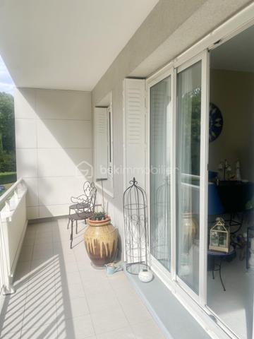 Résidence recherchée du Pré aux Bois à Vaucresson, en limite de Garches.
L'appartement est au 1er étage, au calme et à 5' des petits commerces et des écoles et à 10' de la gare de Garches.
Vous disposez de 2 chambres, avec possibilité d'une 3ème chambre.
Cet appartement saura vous séduire par la qualité et le charme de la copropriété et par ses décorations et aménagements.

On entre dans l'appartement par une grande entrée. La cuisine lumineuse et indépendante est à aménager.
Le grand séjour de 33 m² se prolonge par un balcon de 8 m² parfaitement ensoleillé.
L'espace nuit s'organise avec 2 chambres de 12 m², une salle de bain, une salle d'eau, un WC indépendant, un grand rangement et un dressing !

Tous les matériaux utilisés sont de belle qualité, assurant une isolation et un confort optimal. La décoration des sols, murs et mobiliers est également en harmonie, rehaussant le charme de chaque pièce.

Les ++ : une copropriété qualitative et c'est visible !, un ravalement récent et clair, des espaces verts à partager sur de grandes surfaces, 1 immeuble sécurisé avec interphone, 1 balcon facilement exploitable et ensoleillé de 8 m² pour en profiter toute l'année, des volets métalliques qualitatifs, du double vitrage de qualité, un chauffage au sol très agréable, une luminosité remarquable toute la journée, le salon-salle à manger de 33 m² transformable en salon et 3ème chambre, et un DPE de classe D avec une isolation remarquable. 
Le bien est complété par une cave individuelle et des locaux collectifs pour les vélos. 
L'accès est simple à toutes les commodités : l'école maternelle et la crèche sont à 2', les petits commerces et les activités sportives à 5' et les bus devant la résidence à destination de la gare de Versailles et de Garches-Marne la Coquette.
Et vous êtes à 1' des 200 ha de la forêt de Saint Cucufa et de ses pistes cyclables !!!

Ne tardez pas à visiter ce petit bijou ! Bien exceptionnel sur le marché !
