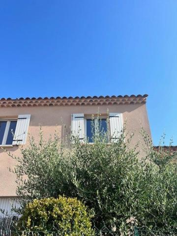 Maison 2008 avec beaux volumes 3 ch et un bureau.