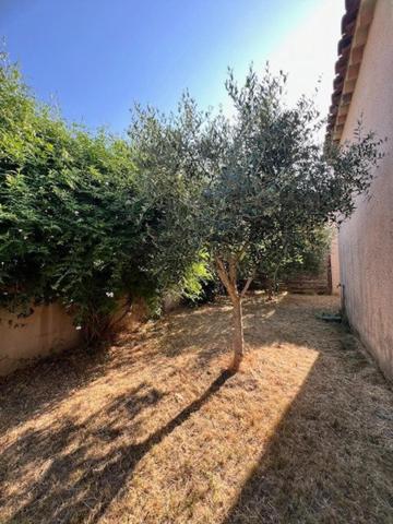 Maison 2008 avec beaux volumes 3 ch et un bureau.
