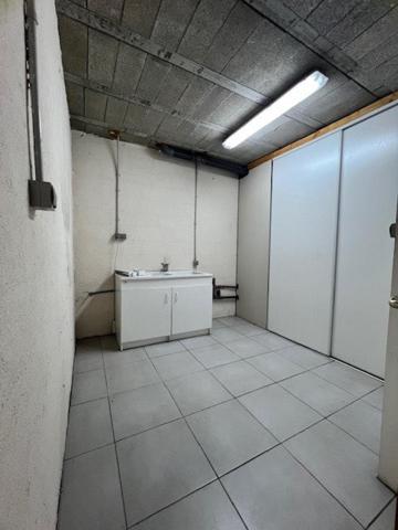 Maison 2008 avec beaux volumes 3 ch et un bureau.