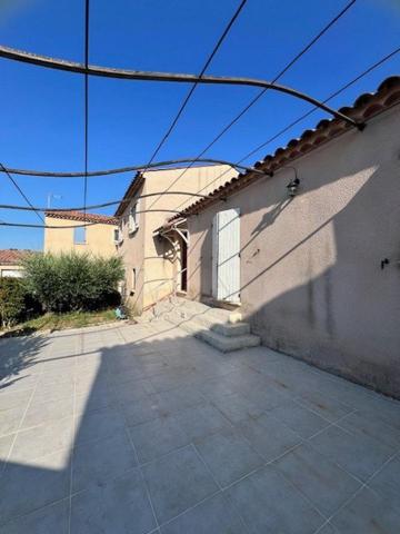 Maison 2008 avec beaux volumes 3 ch et un bureau.