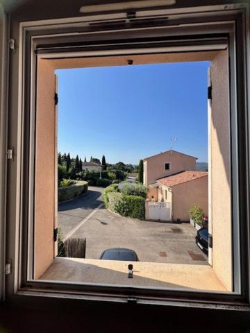 Maison 2008 avec beaux volumes 3 ch et un bureau.