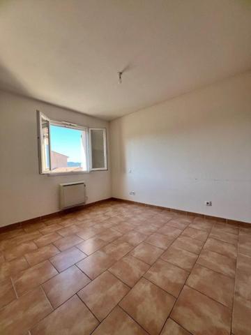 Maison 2008 avec beaux volumes 3 ch et un bureau.