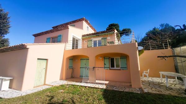 Exceptionnel entre Les Camoins et La Treille , magnifique Bastide de 185 M2 avec piscine couverte sur terrain de 2000 M2 avec un T2 indépendant.