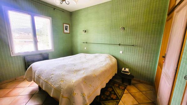 Exceptionnel entre Les Camoins et La Treille , magnifique Bastide de 185 M2 avec piscine couverte sur terrain de 2000 M2 avec un T2 indépendant.