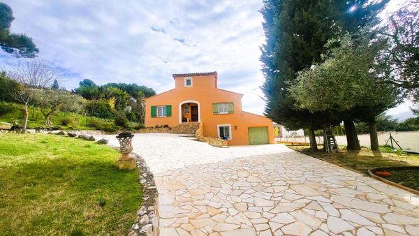 Exceptionnel entre Les Camoins et La Treille , magnifique Bastide de 185 M2 avec piscine couverte sur terrain de 2000 M2 avec un T2 indépendant.
