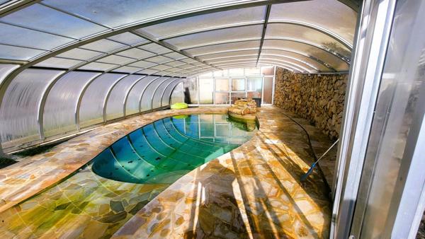 Exceptionnel entre Les Camoins et La Treille , magnifique Bastide de 185 M2 avec piscine couverte sur terrain de 2000 M2 avec un T2 indépendant.