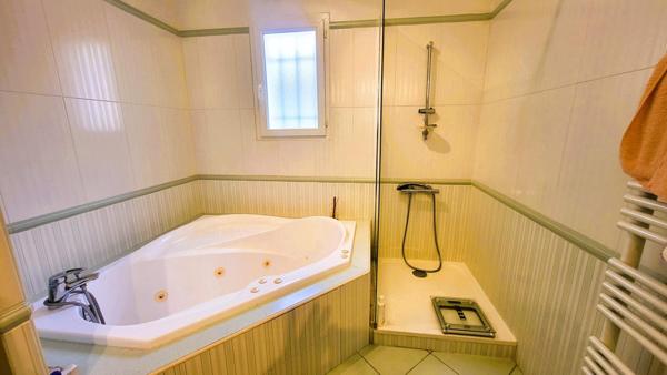 Exceptionnel entre Les Camoins et La Treille , magnifique Bastide de 185 M2 avec piscine couverte sur terrain de 2000 M2 avec un T2 indépendant.