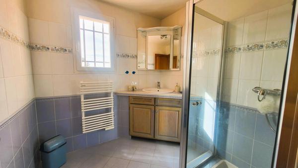 Exceptionnel entre Les Camoins et La Treille , magnifique Bastide de 185 M2 avec piscine couverte sur terrain de 2000 M2 avec un T2 indépendant.