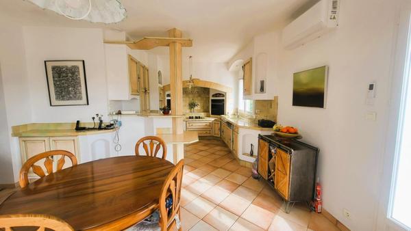 Exceptionnel entre Les Camoins et La Treille , magnifique Bastide de 185 M2 avec piscine couverte sur terrain de 2000 M2 avec un T2 indépendant.