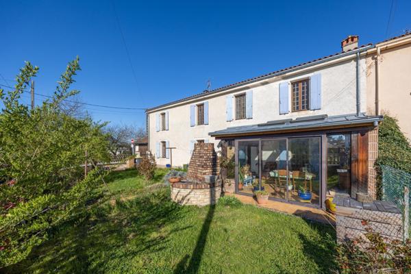 Tombez sous le charme de cette maison atypique, un véritable havre de paix.