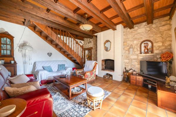 Tombez sous le charme de cette maison atypique, un véritable havre de paix.