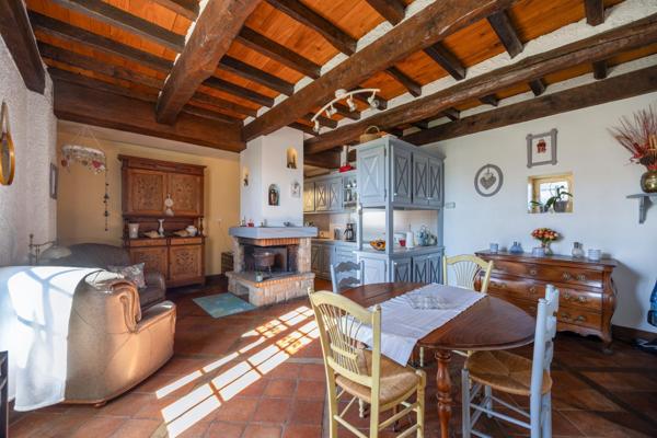 Tombez sous le charme de cette maison atypique, un véritable havre de paix.