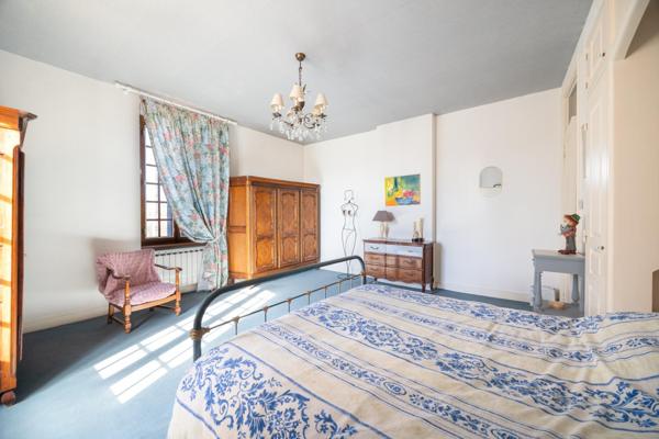 Tombez sous le charme de cette maison atypique, un véritable havre de paix.