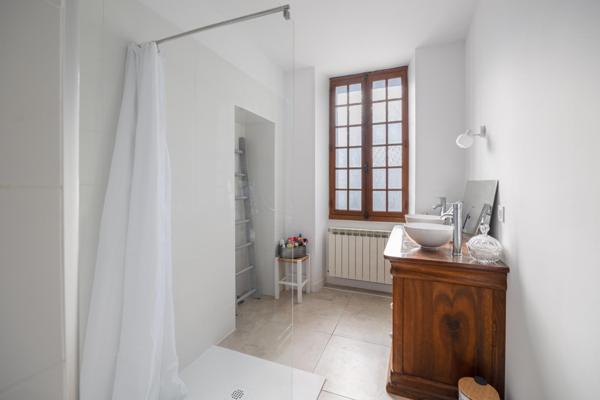 Tombez sous le charme de cette maison atypique, un véritable havre de paix.