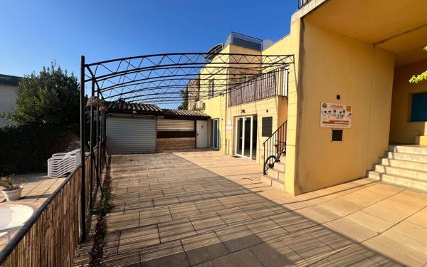 Immeuble à vendre    12 pièces •  Vallon-Pont-d'Arc