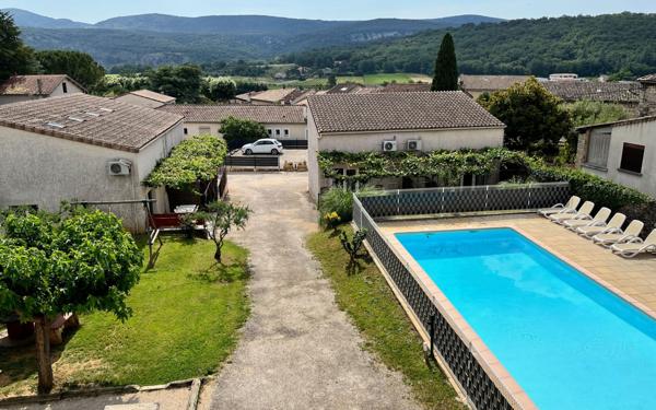 Immeuble à vendre    12 pièces •  Vallon-Pont-d'Arc