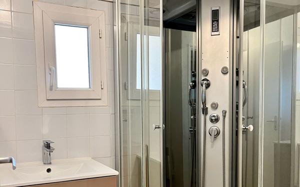 Immeuble à vendre    12 pièces •  Vallon-Pont-d'Arc