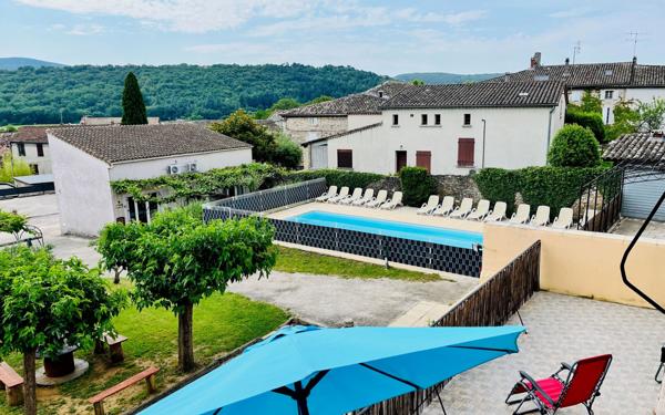 Immeuble à vendre    12 pièces •  Vallon-Pont-d'Arc