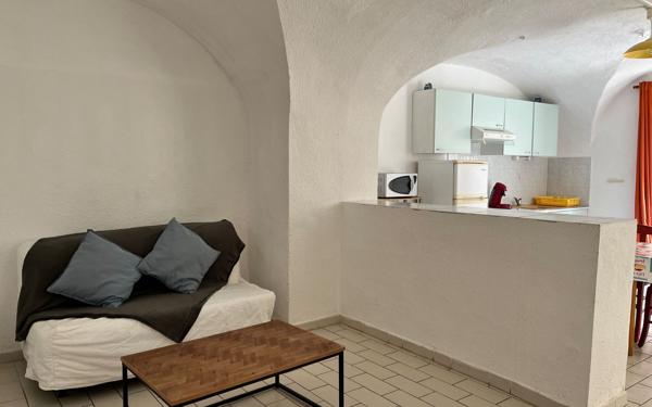 Immeuble à vendre    12 pièces •  Vallon-Pont-d'Arc