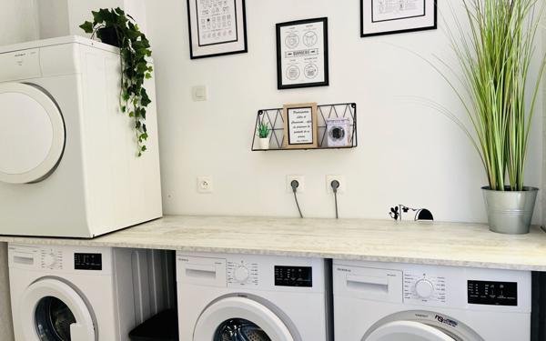 Immeuble à vendre    12 pièces •  Vallon-Pont-d'Arc