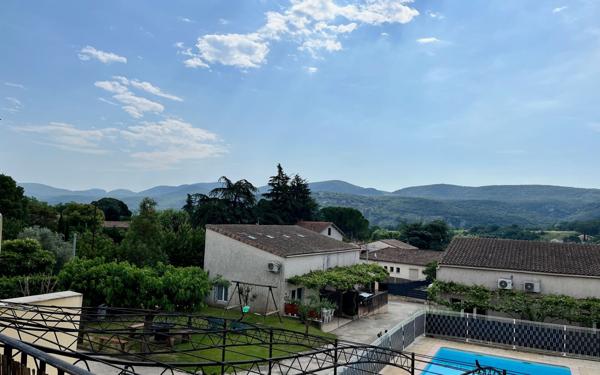 Immeuble à vendre    12 pièces •  Vallon-Pont-d'Arc