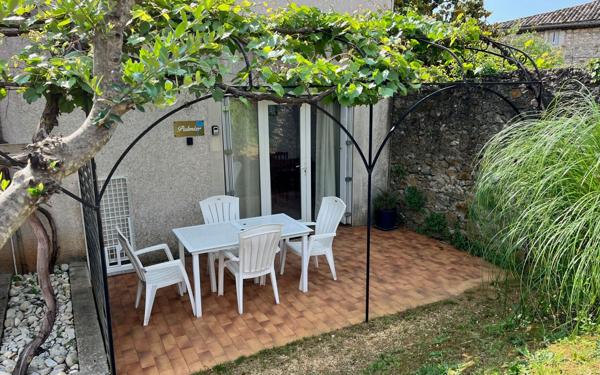 Immeuble à vendre    12 pièces •  Vallon-Pont-d'Arc