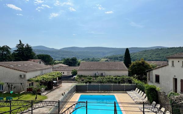 Immeuble à vendre    12 pièces •  Vallon-Pont-d'Arc