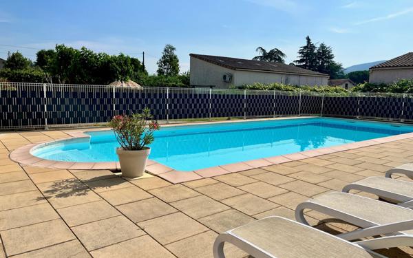 Immeuble à vendre    12 pièces •  Vallon-Pont-d'Arc