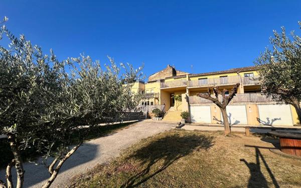 Immeuble à vendre    12 pièces •  Vallon-Pont-d'Arc