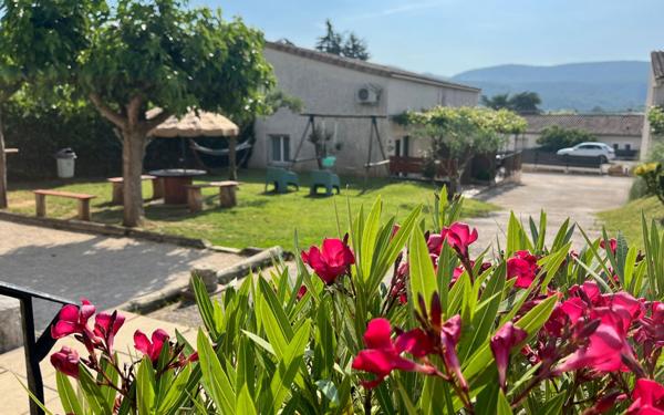 Immeuble à vendre    12 pièces •  Vallon-Pont-d'Arc