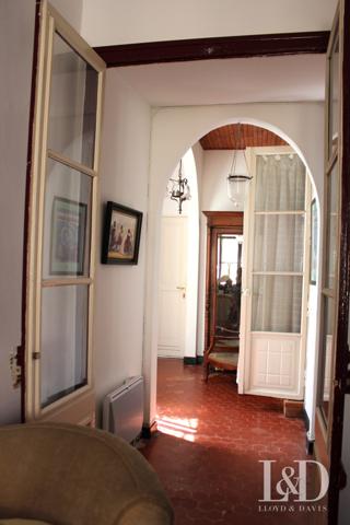 BEL APPARTEMENT DANS IMMEUBLE STYLE HAUSSMANNIEN