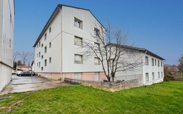 Immeuble à vendre    22 pièces • 560 m2 Saint-Uze