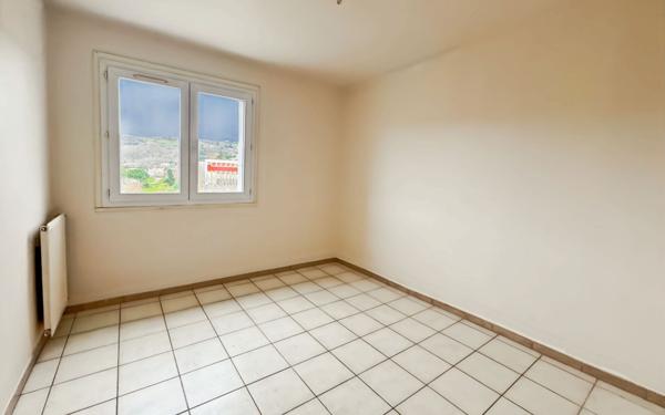 Immeuble à vendre    22 pièces • 560 m2 Saint-Uze