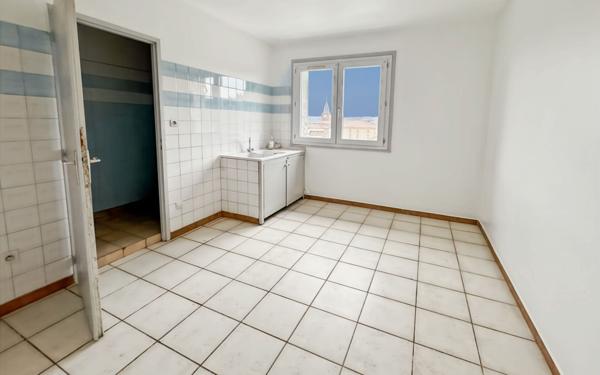 Immeuble à vendre    22 pièces • 560 m2 Saint-Uze