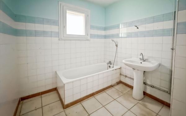 Immeuble à vendre    22 pièces • 560 m2 Saint-Uze