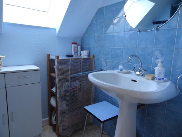 Rostrenen (22110) Maison 91 m² avec logement indépendant, jardin et deux garages – Rostrenen