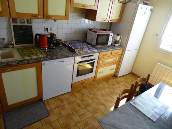 Rostrenen (22110) Maison 91 m² avec logement indépendant, jardin et deux garages – Rostrenen